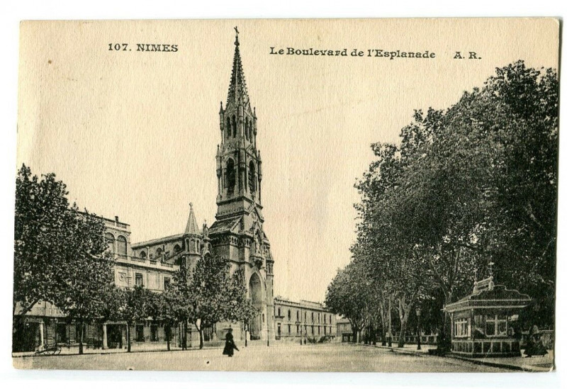 Carte postale ancienne Gard Nîmes Le Boulevard de l'Esplanade à Nîmes