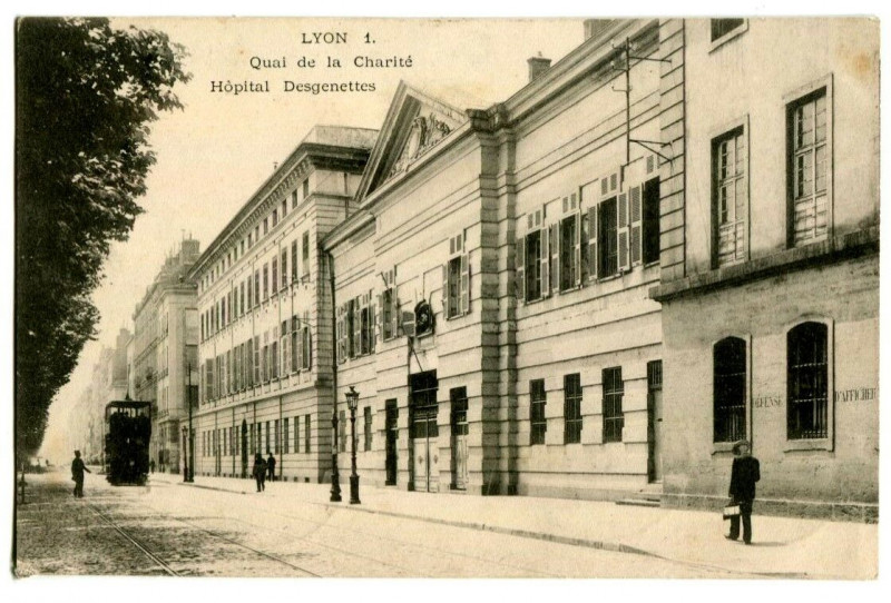 Carte postale ancienne Rhône Lyon Quai de la Charité Hôpital Desgenettes animé à Lyon