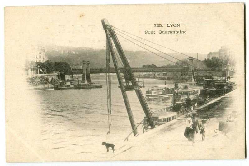 Carte postale ancienne Rhône Lyon Pont Quarantaine animé à Lyon