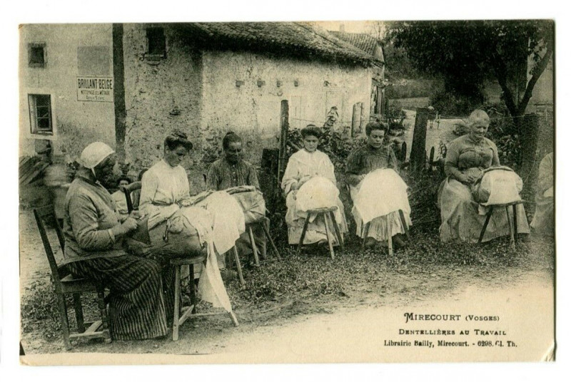 Carte postale ancienne Vosges Mirecourt Dentellières au travail animé à Mirecourt