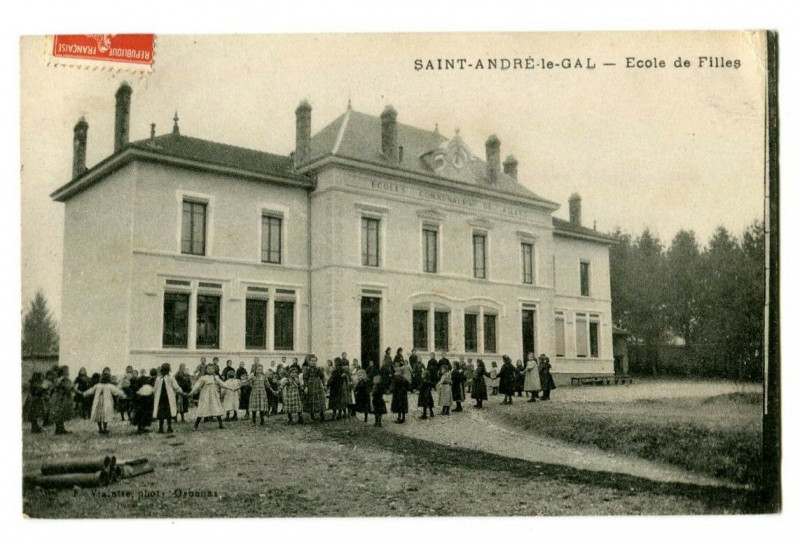 Carte postale ancienne Isère Saint-André-le-Gal Ecole de Filles animé