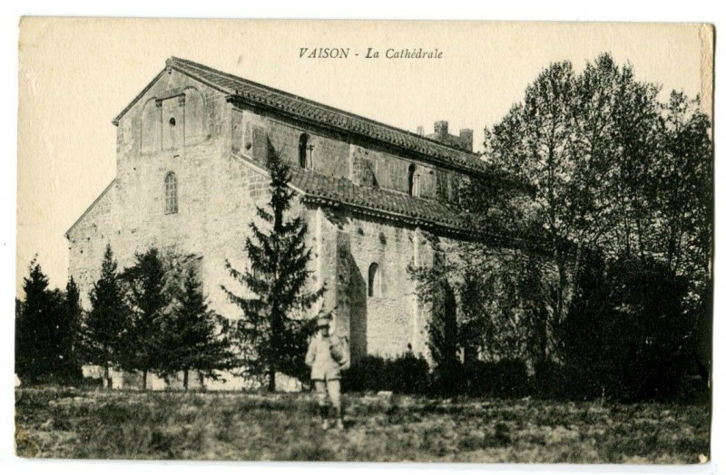 Carte postale ancienne Vaucluse Vaison La Cathédrale animé