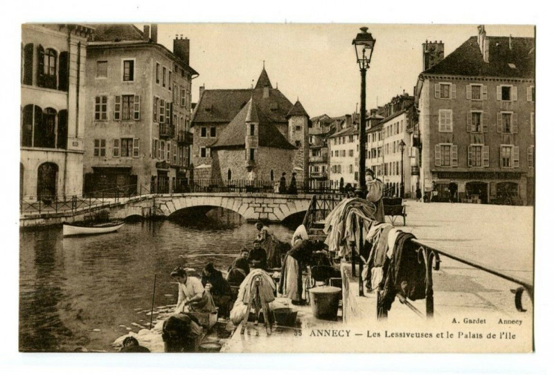 Carte postale ancienne Haute-Savoie Annecy Les Lessiveuses et le Palais de l'Ile animé à Annecy
