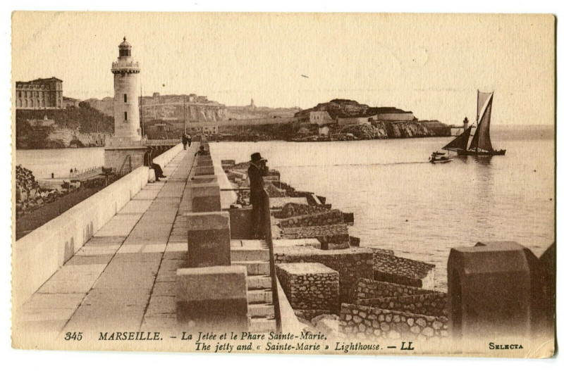 Carte postale ancienne Bouche-du-Rhône Marseille La Jetée et Le Phare Sainte-Marie animé bateaux à Marseille