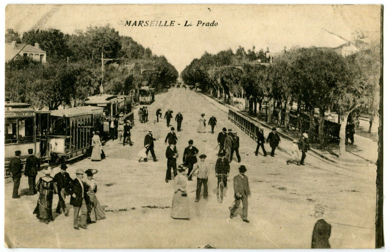 Carte postale ancienne Bouche-du-Rhône Marseille Le Prado animé tram à Marseille