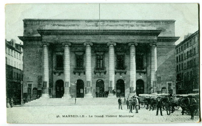Carte postale ancienne Bouche-du-Rhône Marseille Le Grand Théâtre Municipal animé calèches à Marseille