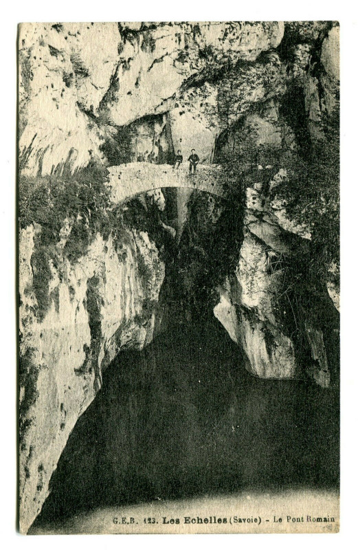 Carte postale ancienne Savoie Les Echelles Le Pont Romain animé