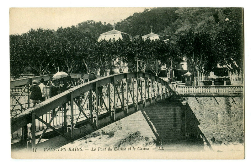 Carte postale ancienne Ardèche Vals-les-Bains Le Pont du Casino et le Casino animé à Vals-les-Bains