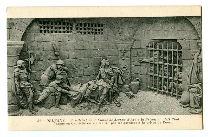 Carte postale ancienne Loiret Orléans Bas-Relief de la Statue de Jeanne d'Arc la Prison à Orléans
