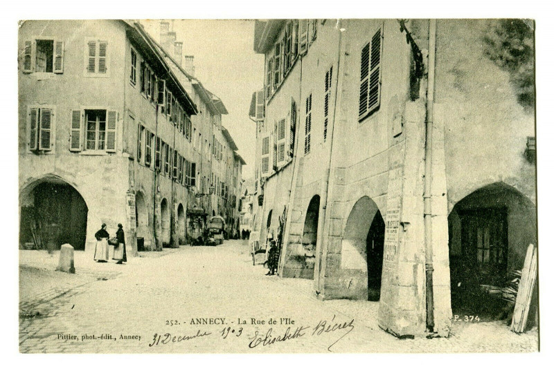 Carte postale ancienne Haute-Savoie Annecy La Rue de l'Ile animé à Annecy