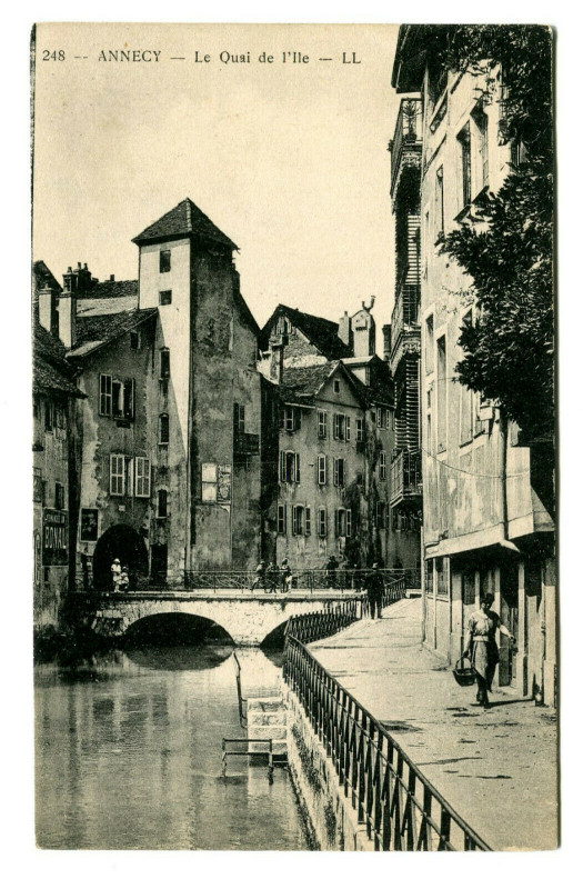 Carte postale ancienne Haute-Savoie Annecy Le Quai de l'Ile animé à Annecy