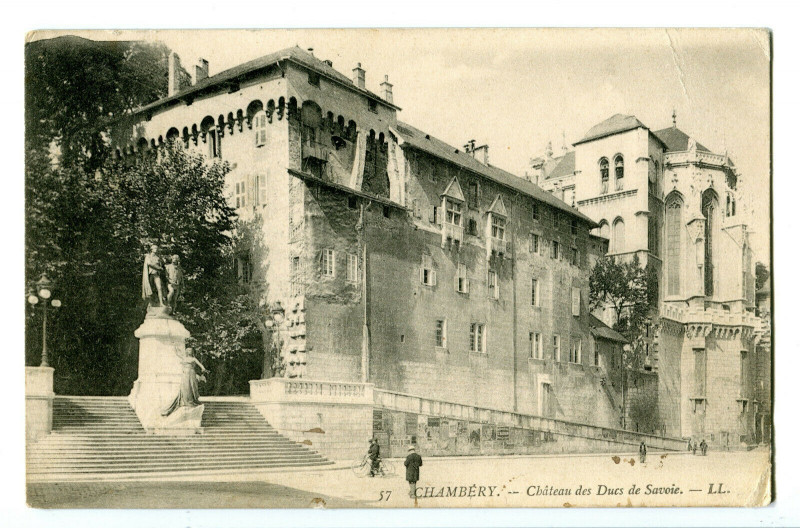 Carte postale ancienne Savoie Chambéry Château des Ducs de Savoie animé à Chambéry