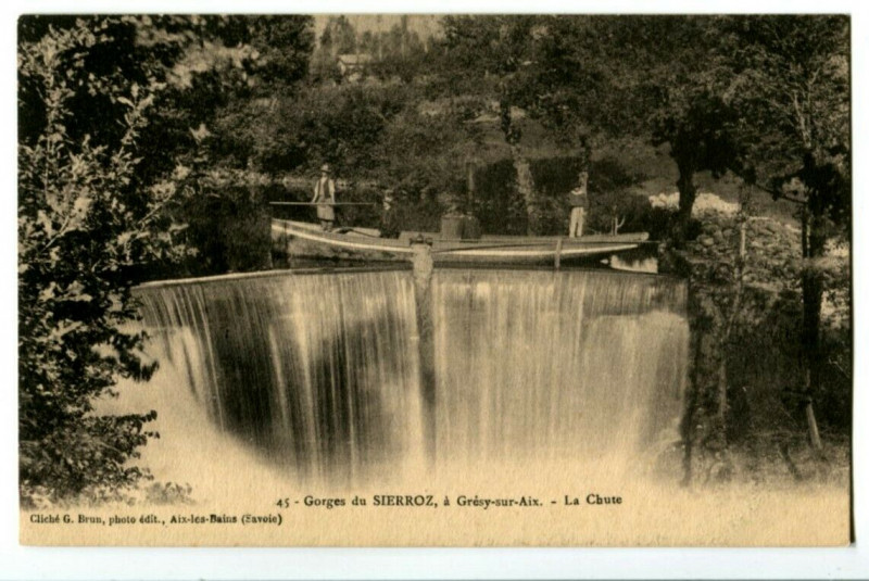 Carte postale ancienne Savoie Grésy-sur-aix Gorges du Sierroz La Chute animé bateau à Grésy-sur-Aix