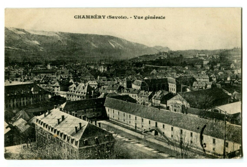 Carte postale ancienne Savoie Chambéry Vue générale Casernes à Chambéry