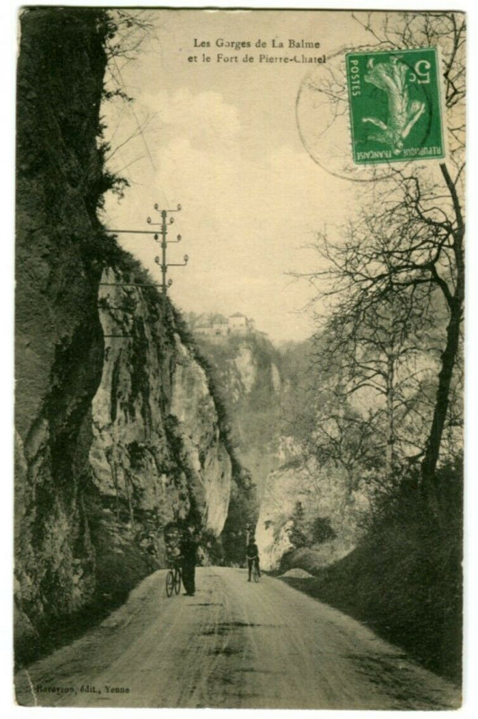 Carte postale ancienne Savoie Les Gorges de la Balme et le Fort de Pierre-Châtel animé à La Balme