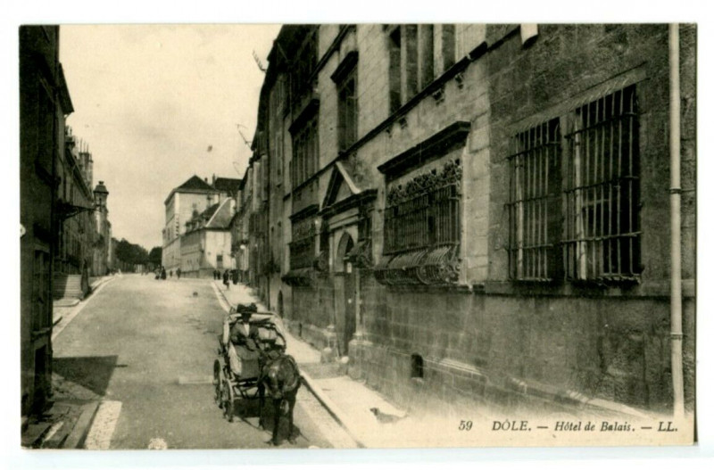 Carte postale ancienne Jura Dole Hôtel de Balais animé calèche à Dole