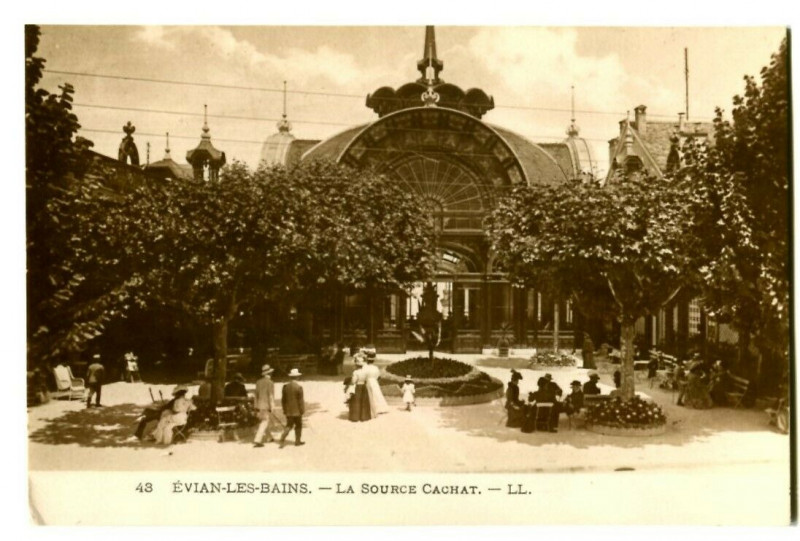 Carte postale ancienne Haute-Savoie Evian-les-Bains La Source Cachat animé à Évian-les-Bains