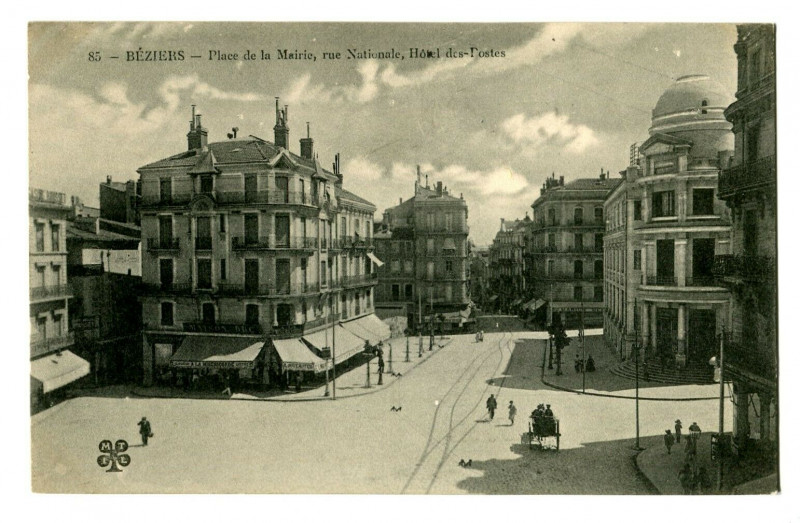 Carte postale ancienne Herault Béziers Place de la Mairie Rue Nationale Hôtel des Postes à Béziers