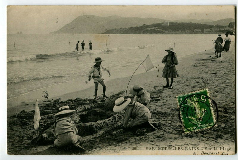 Carte postale ancienne Var Sablettes-les-Bains Sur la Plage animé