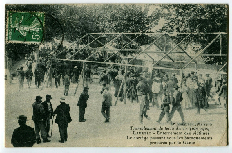 Carte postale ancienne Bouche du Rhône Lembesc Tremblement de terre du 11 juin 1909 animé