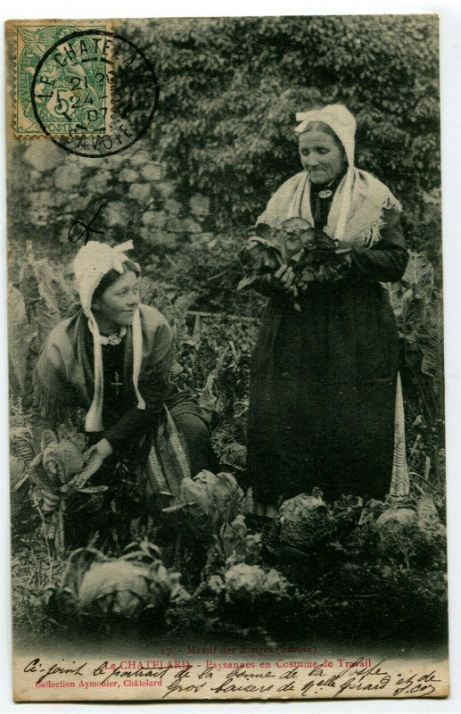 Carte postale ancienne Savoie Bauges Le Châtelard Paysannes en costume de travail au Châtelard