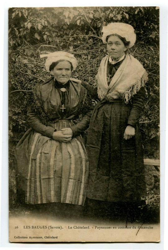 Carte postale ancienne Savoie Bauges Le Châtelard Paysannes en costume du dimanche au Châtelard