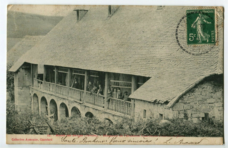 Carte postale ancienne Savoie Bauges Aillon-le-Jeune Bâtiment de l'ancienne Chartreuse animé à Aillon-le-Jeune