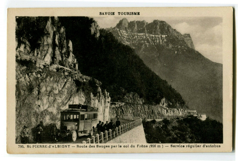 Carte postale ancienne Savoie Saint-Pierre d'Albigny Route des Bauges par le col du Frêne animé à Saint-Pierre-d'Albigny