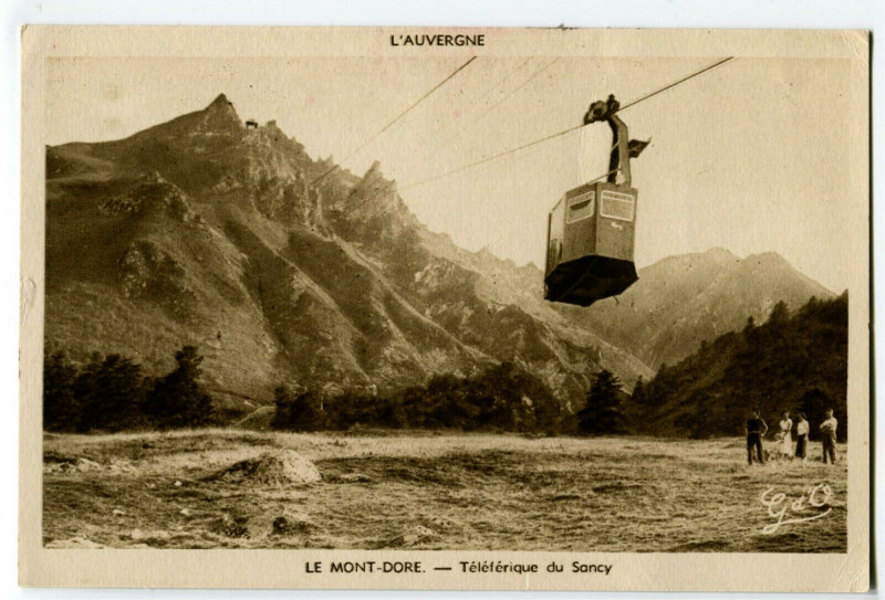 Carte postale ancienne Auvergne Le Mont-Dore Téléférique du Sancy animé à Mont-Dore