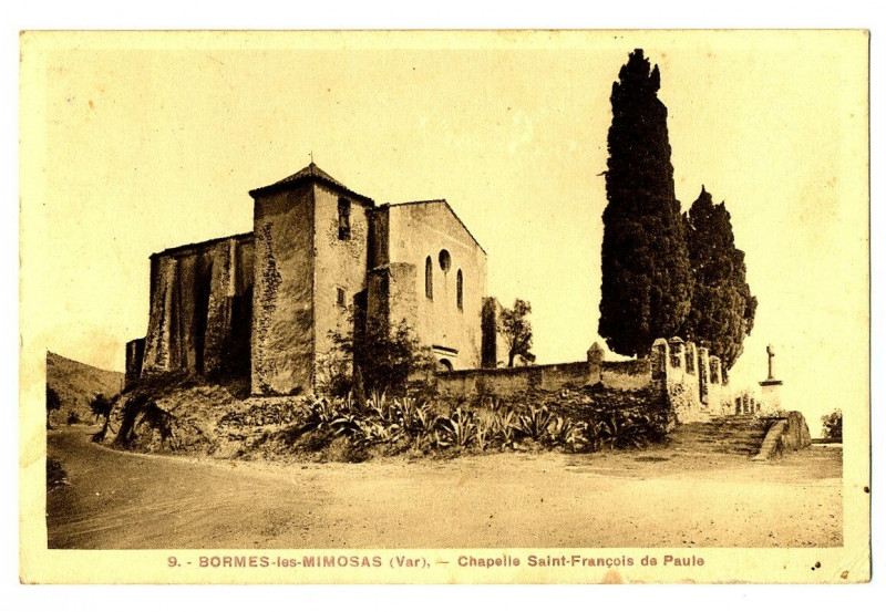 Carte postale ancienne Var Bormes-les-Mimosas Chapelle St-François de Paule à Bormes-les-Mimosas