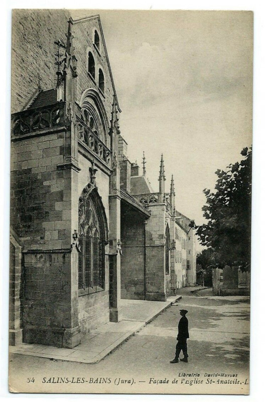 Carte postale ancienne Jura Salins-les-Bains Façade de l'Eglise Saint-Anatoile animé à Salins-les-Bains