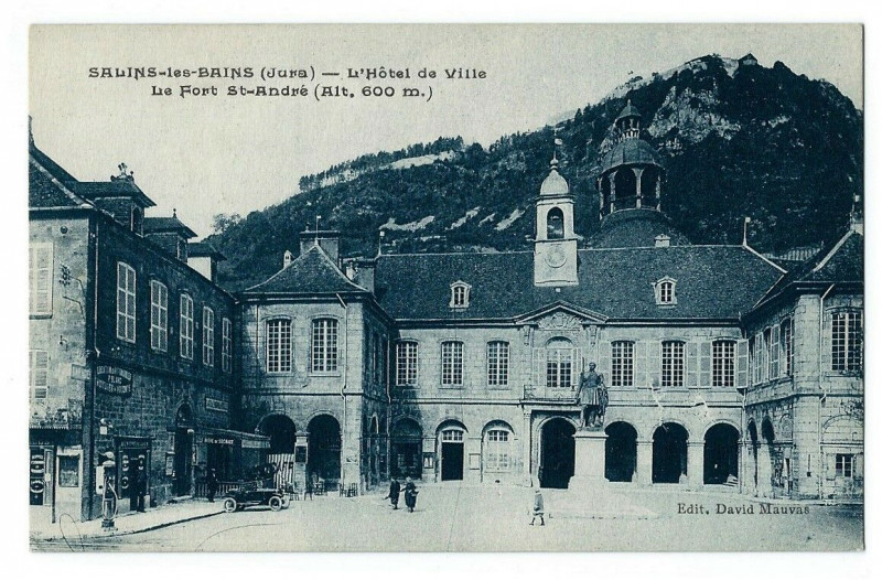 Carte postale ancienne Jura Salins-les-Bains L'Hôtel de Ville Le fort Saint-André animé à Salins-les-Bains