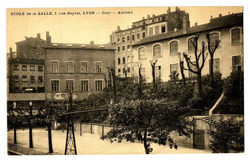 Carte postale ancienne Rhône Lyon Ecole de la Salle Cour Ateliers à Lyon