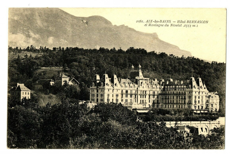Carte postale ancienne Savoie Aix-les-Bains Hôtel Bernascon et Montagne du Nivolet à Aix-les-Bains