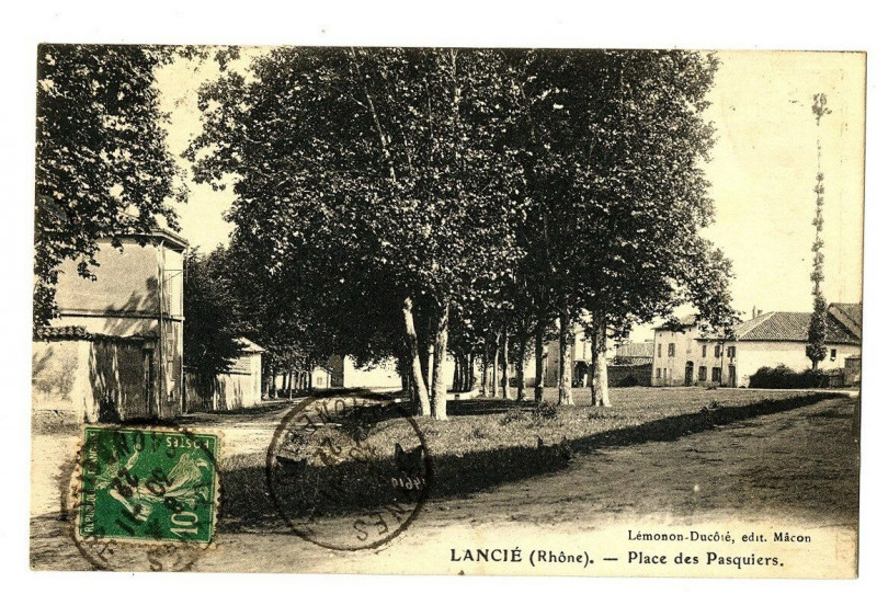 Carte postale ancienne Rhône Lancié Place des Pasquiers à Lancié