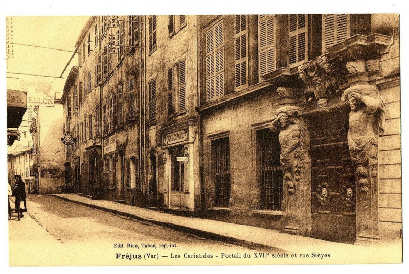 Carte postale ancienne Var Fréjus Les Cariatides Portail et rue Sièyes animé à Fréjus