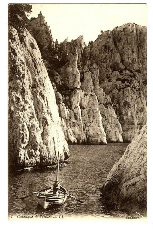 Carte postale ancienne Bouche du Rhône Calanque de l'Oule animé bateau