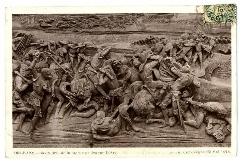 Carte postale ancienne Loiret Orléans Bas relief Jeanne d'Arc devant Compiègne suite à Orléans