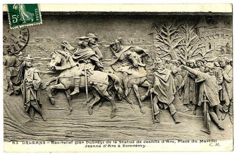 Carte postale ancienne Loiret Orléans Bas relief place du Martroi Jeanne d'Arc à Domrémy à Orléans
