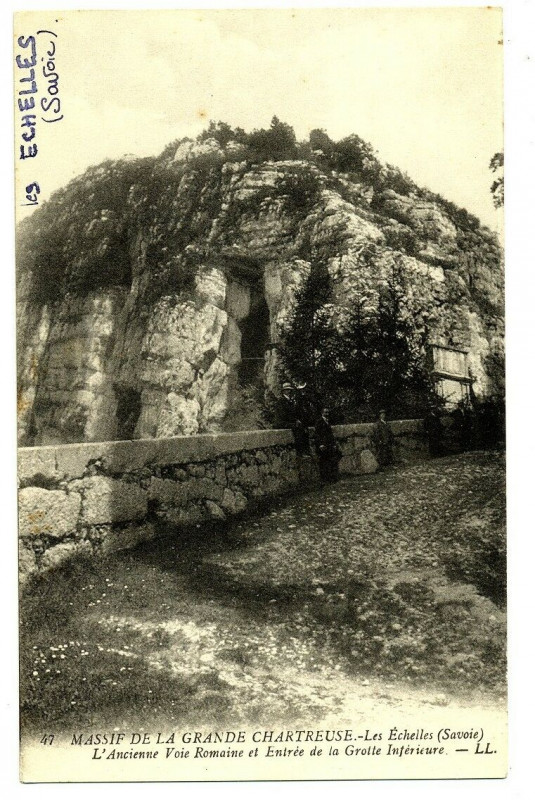 Carte postale ancienne Savoie Les Echelles Ancienne Voie Romaine et Entrée Grotte inférieure