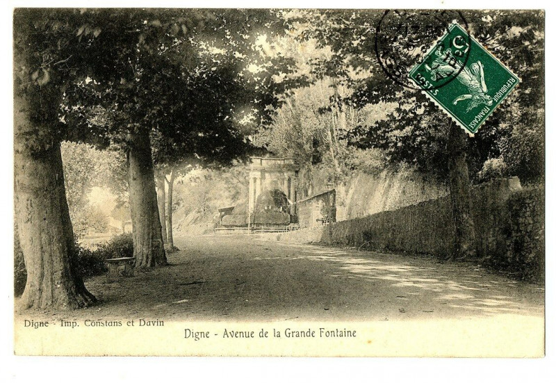 Carte postale ancienne Alpes de Haute-Provence Digne-les-Bains Avenue de la Grande Fontaine à Digne-les-Bains