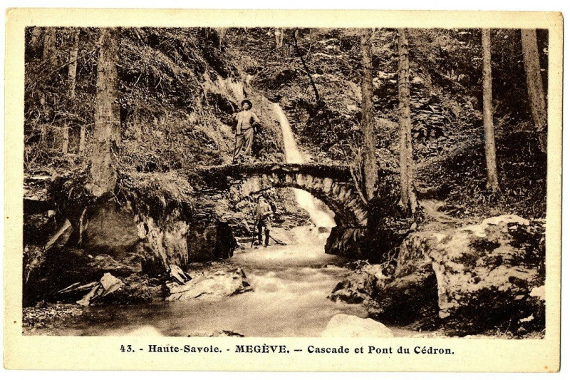 Carte postale ancienne Haute-Savoie Megève Cascade et Pont du Cédron animé à Megève