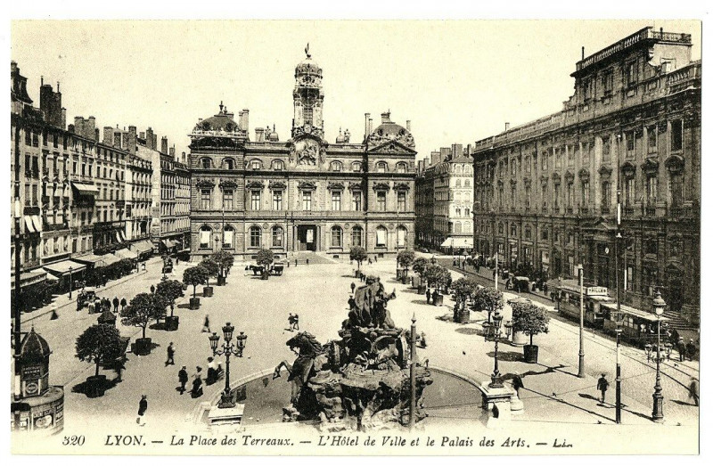 Carte postale ancienne Rhône Lyon La Place des Terreaux L' Hôtel de Ville et Palais des Arts à Lyon