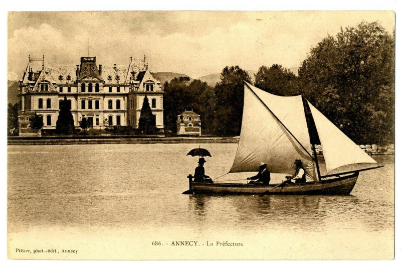 Carte postale ancienne Haute-Savoie Annecy La Préfecture animé bateau à Annecy