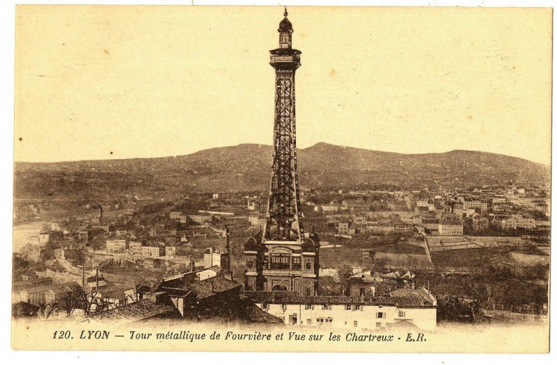 Carte postale ancienne Rhône Lyon Tour métallique de Fourvière et Vue sur les Chartreux à Lyon