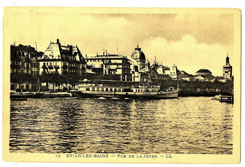 Carte postale ancienne Haute-Savoie Evian-les-Bains Vue de la Jetée bateaux à Évian-les-Bains