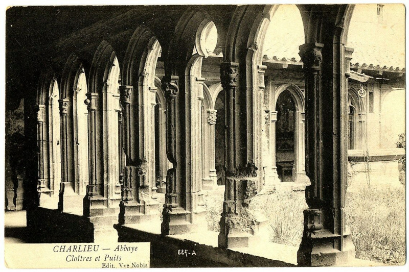 Carte postale ancienne Loire Charlieu Abbaye Cloîtres et Puits à Charlieu