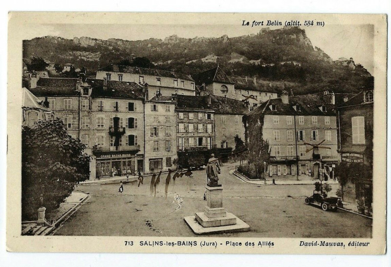 Carte postale ancienne Jura Salins-les-Bains Place des Alliés animé à Salins-les-Bains