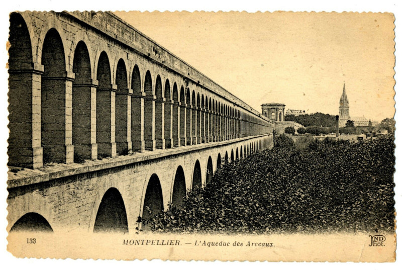 Carte postale ancienne Hérault Montpellier L'Aqueduc des Arceaux à Montpellier