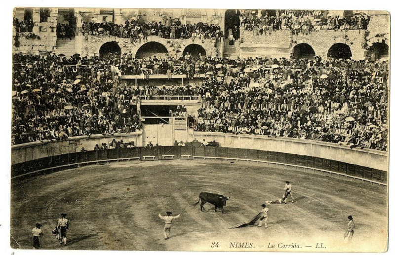 Carte postale ancienne Gard Nîmes La corrida animé à Nîmes
